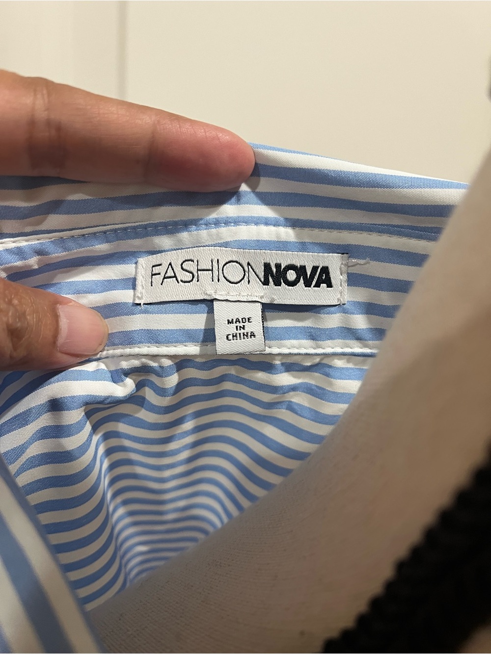 FASHION NOVA BLUE AND WHITE CROPPED BUTTON UP TOP - Picture 9 of 9